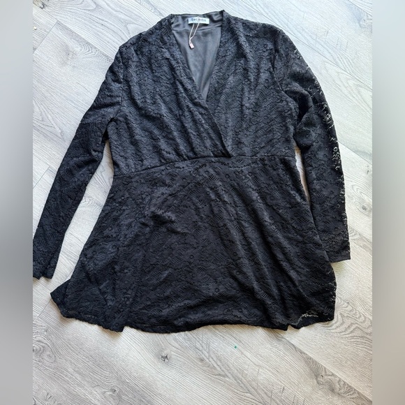 Becanbe Black Lace Long-Sleeve Tunic Top
- Size XXL Solids Minimalist - Picture 1 of 5
